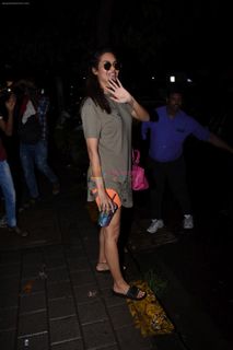 Esha Gupta feet photo thumbnail