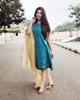 Eshanya Maheshwari feet photo 8