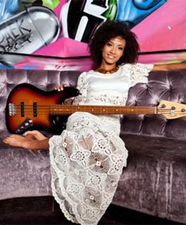 Esperanza Spalding feet photo 8