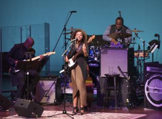 Esperanza Spalding feet photo 1