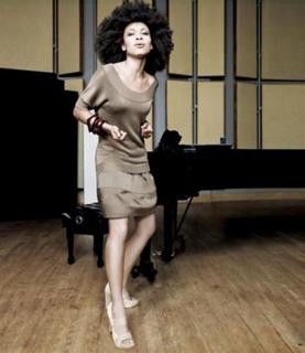 Esperanza Spalding feet photo 3