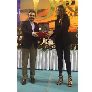 Esra Bilgiç feet photo thumbnail