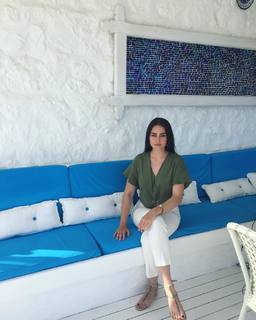 Esra Bilgiç feet photo thumbnail