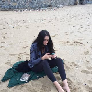 Esra Bilgiç feet photo thumbnail