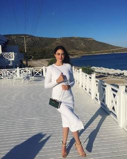 Esra Bilgiç feet photo thumbnail