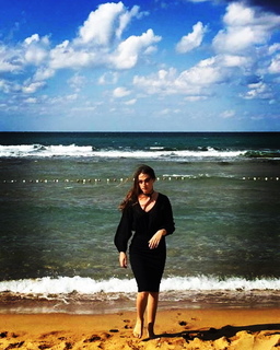 Esra Bilgiç feet photo thumbnail