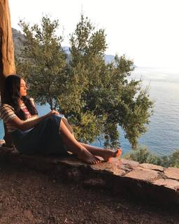 Esra Bilgiç feet photo thumbnail