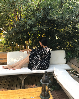 Esra Bilgiç feet photo thumbnail