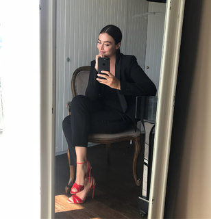 Esra Bilgiç feet photo thumbnail