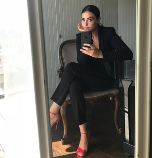 Esra Bilgiç feet photo thumbnail