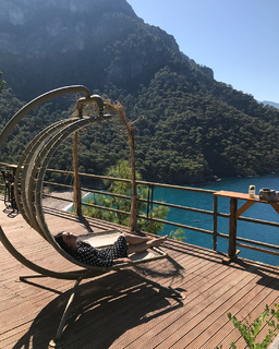Esra Bilgiç feet photo thumbnail