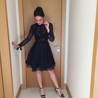 Esra Bilgiç feet photo thumbnail