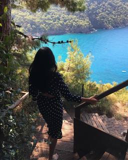 Esra Bilgiç feet photo thumbnail