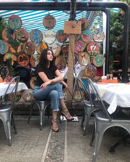 Esra Bilgiç feet photo thumbnail