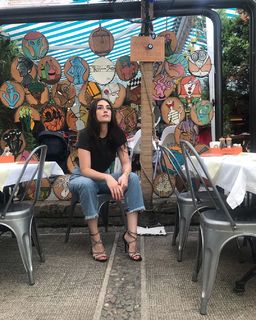 Esra Bilgiç feet photo thumbnail