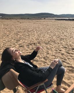 Esra Bilgiç feet photo thumbnail