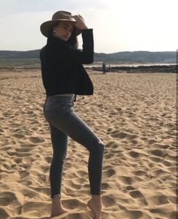 Esra Bilgiç feet photo thumbnail