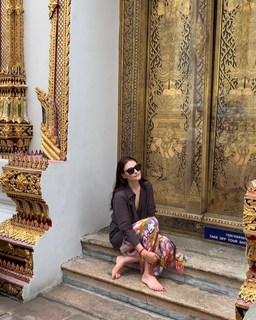 Esra Bilgiç feet photo thumbnail