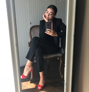 Esra Bilgiç feet photo thumbnail