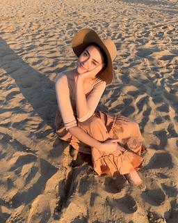 Esra Bilgiç feet photo thumbnail