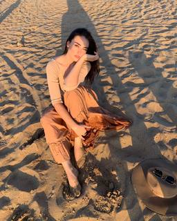 Esra Bilgiç feet photo thumbnail