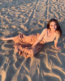 Esra Bilgiç feet photo thumbnail