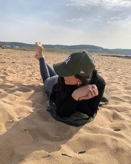 Esra Bilgiç feet photo thumbnail