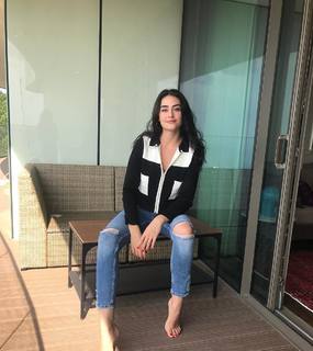 Esra Bilgiç feet photo thumbnail
