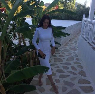 Esra Bilgiç feet photo thumbnail