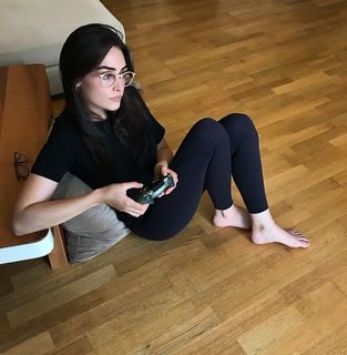 Esra Bilgiç feet photo thumbnail