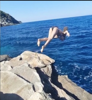 Esra Bilgiç feet photo thumbnail
