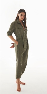 Esra Bilgiç feet photo thumbnail