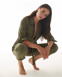 Esra Bilgiç feet photo thumbnail