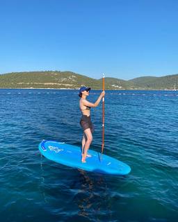 Esra Bilgiç feet photo thumbnail