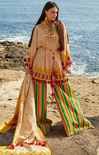 Esra Bilgiç feet photo thumbnail