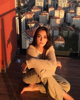 Esra Bilgiç feet photo thumbnail