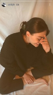Esra Bilgiç feet photo thumbnail