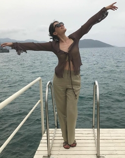 Esra Bilgiç feet photo thumbnail