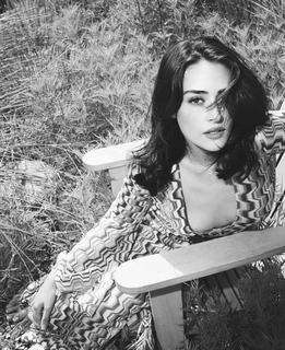 Esra Bilgiç feet photo thumbnail