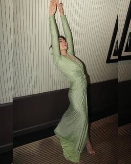 Esra Bilgiç feet photo thumbnail