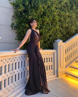 Esra Bilgiç feet photo thumbnail