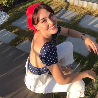 Esra Bilgiç feet photo thumbnail