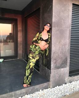 Esra Bilgiç feet photo thumbnail