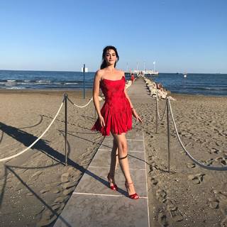 Esra Bilgiç feet photo thumbnail