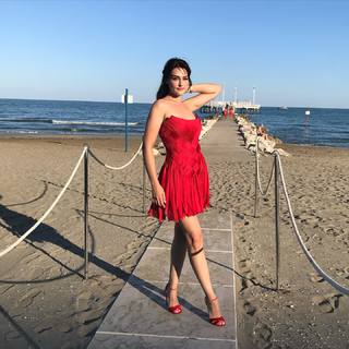 Esra Bilgiç feet photo thumbnail