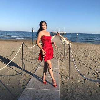 Esra Bilgiç feet photo thumbnail