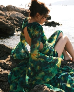 Esra Bilgiç feet photo thumbnail