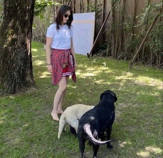 Esra Bilgiç feet photo thumbnail