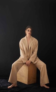 Esra Bilgiç feet photo thumbnail