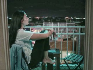 Esra Bilgiç feet photo thumbnail